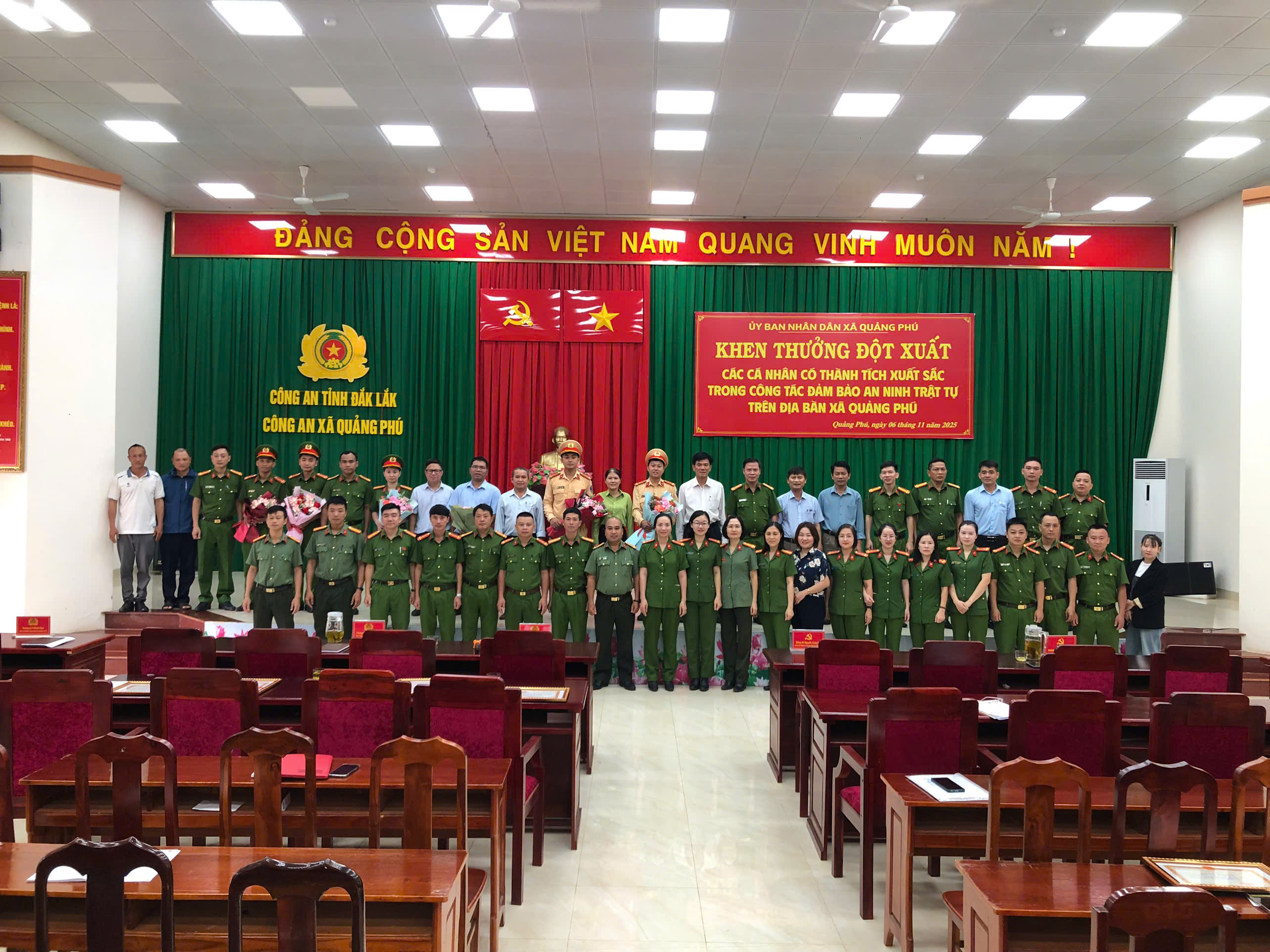 cac dai bieu chup hinh luu niem